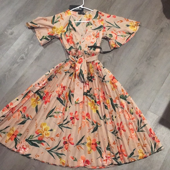 Prettylittlething dress - Picture 2 of 6